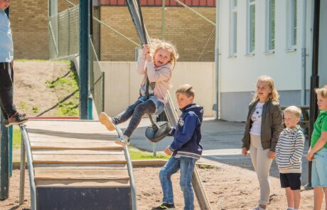 Barn gungar på en lekplats på Sommens skola i Tranås