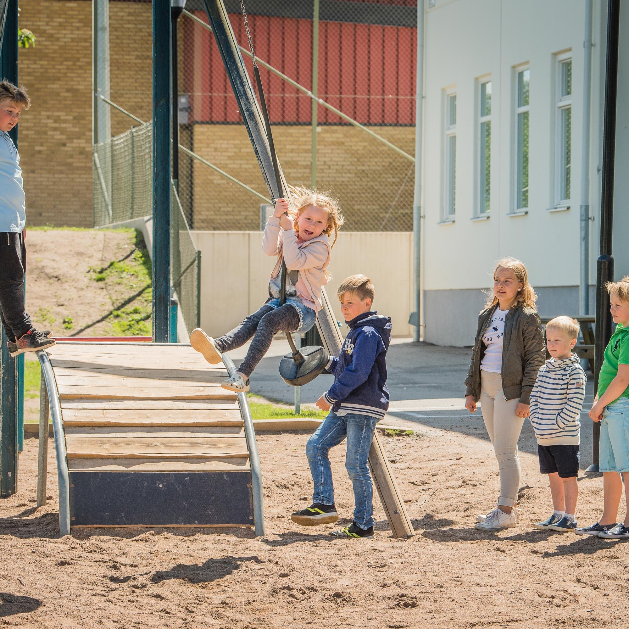 Barn gungar på en lekplats på Sommens skola i Tranås